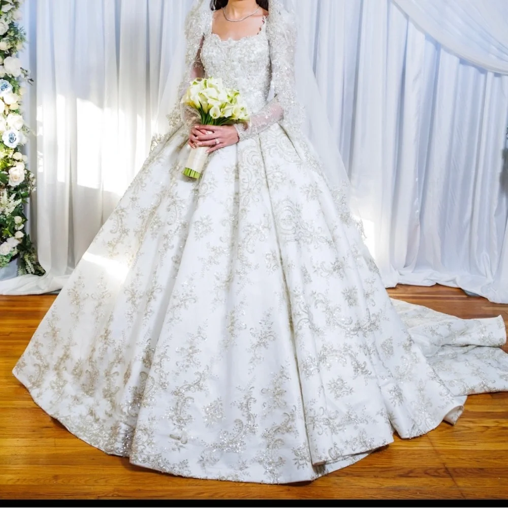 I am selling my wedding dress and veil all in great condition - Picture 4 of 5